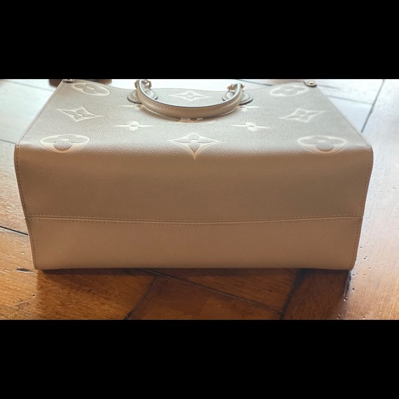 Authentic Louis Vuitton Onthego Dove/Creme New MM - Picture 4 of 11